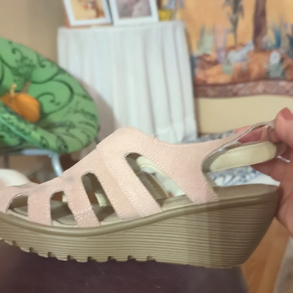 Skechers Suede Beige Strappy Sandals. Super comfortable. Velcro Closure.